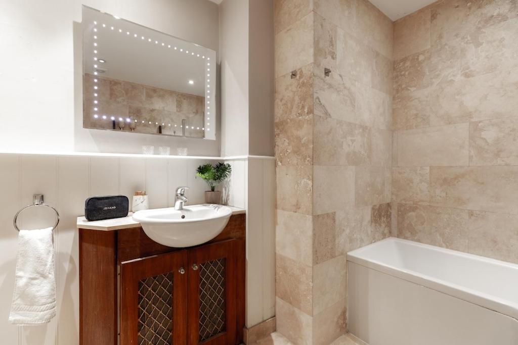 Revamped & Luxxe For Covent Garden Lovers! Adorable City Home For Families & Friends Londres Exterior foto